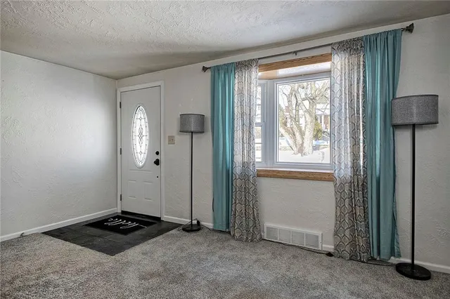 a view of a livingroom with closet