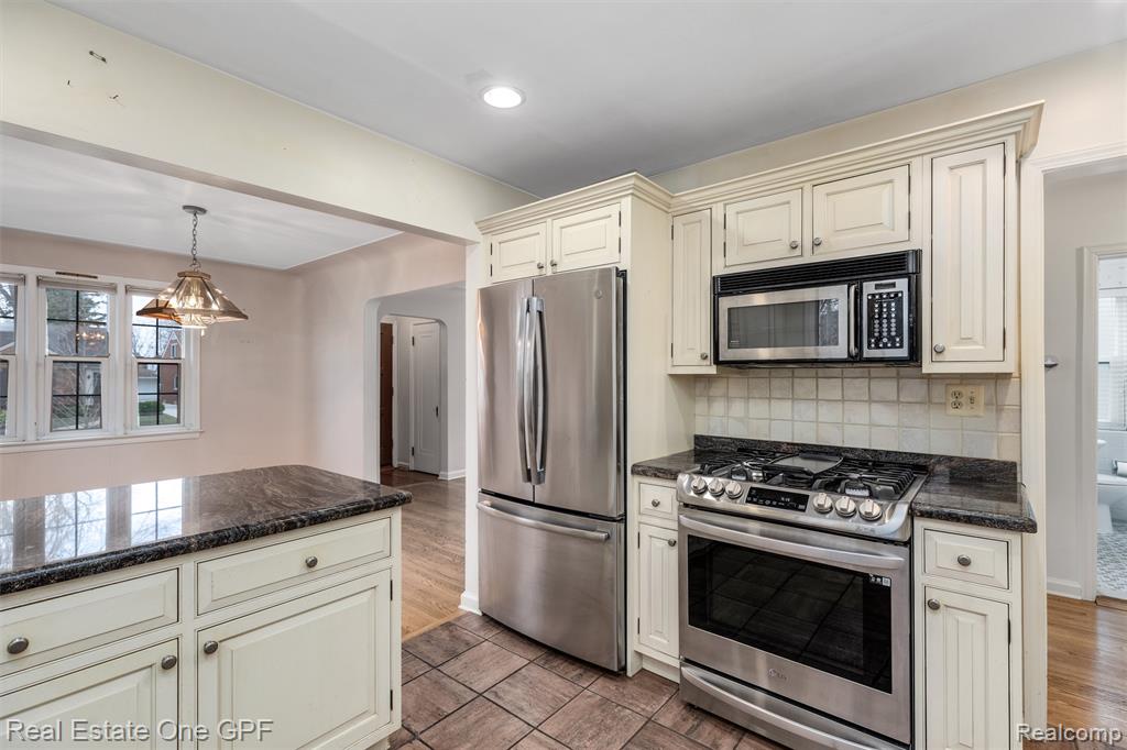 1488 Roslyn Road Grosse Pointe Woods, MI 48236 - Photo 8 of 40