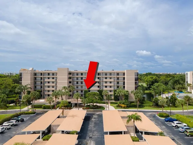 a view of a livingroom with an empty space