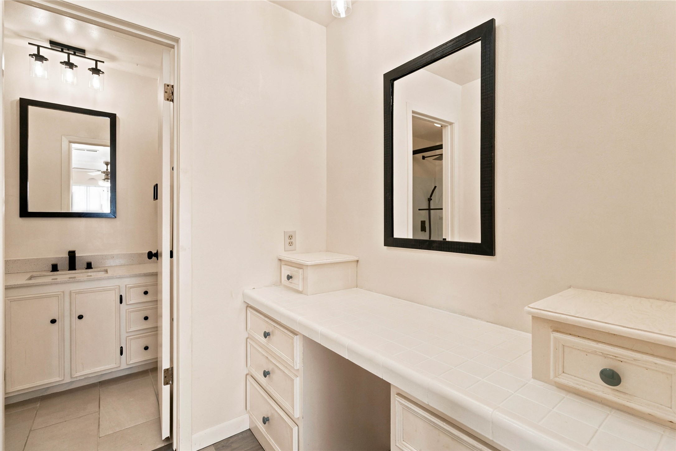1871 Bridal Path Road Luling, TX 78648 - Photo 17 of 39 Sitting room between primary bedroom and ensuite