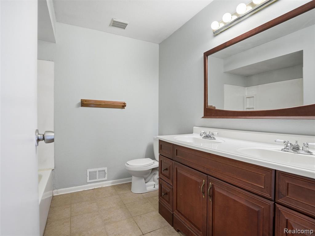 2439 North Long Lake Road Fenton, MI 48430 - Photo 18 of 25