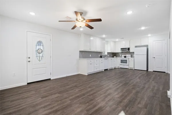 $460,000 | 6623 County Road 4, Damon, TX 77430