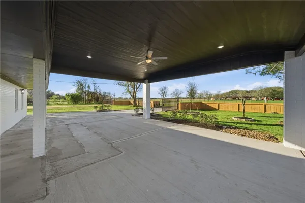 $460,000 | 6623 County Road 4, Damon, TX 77430