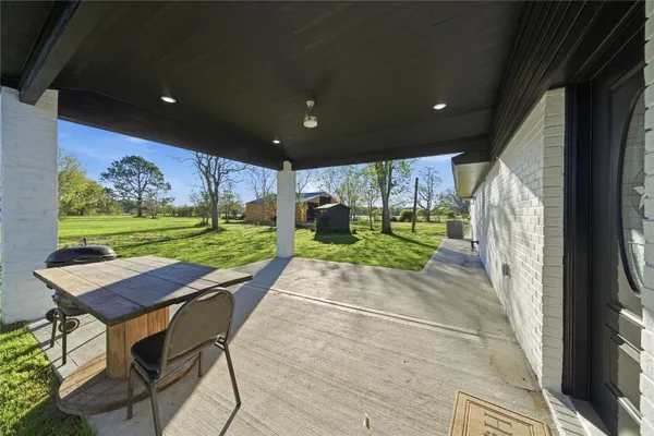 $460,000 | 6623 County Road 4, Damon, TX 77430