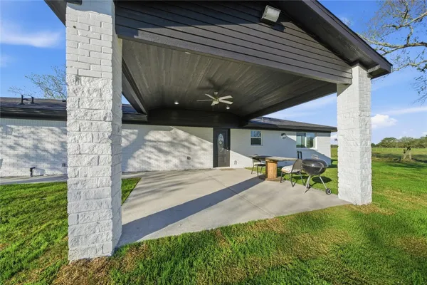 $460,000 | 6623 County Road 4, Damon, TX 77430