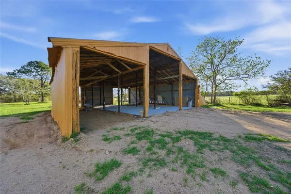 $460,000 | 6623 County Road 4, Damon, TX 77430