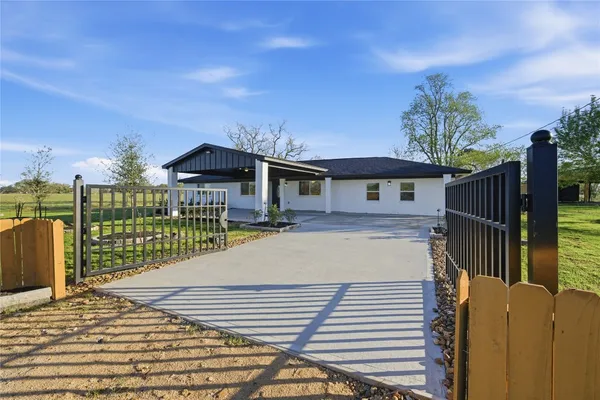 $460,000 | 6623 County Road 4, Damon, TX 77430