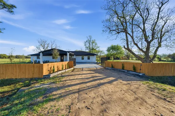 $460,000 | 6623 County Road 4, Damon, TX 77430