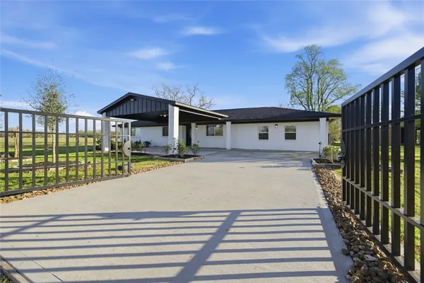 $460,000 | 6623 County Road 4, Damon, TX 77430