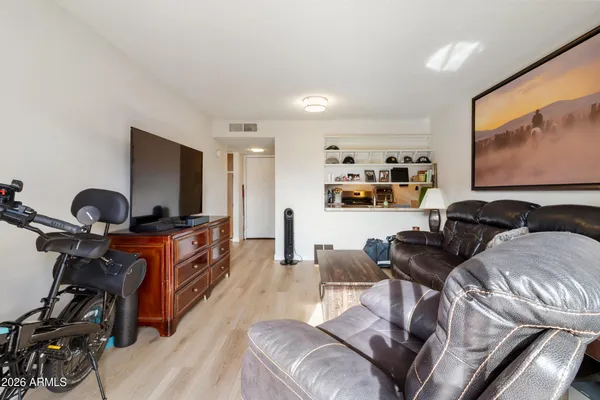 $139,900 | 3033 East Devonshire Avenue, Unit 2009, Phoenix, AZ 85016