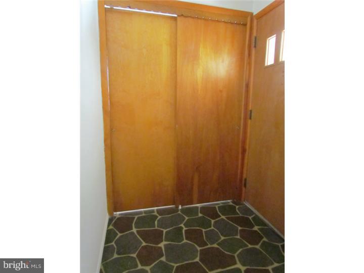 14 Cactus Road Levittown, PA 19057 - Photo 4 of 22 Foyer