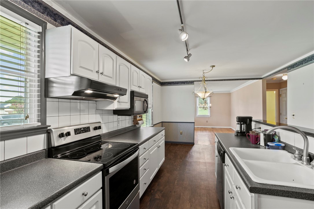 331 Ashmore Bridge Road Mauldin, SC 29662 - Photo 5 of 21 SPACIOUS AND BRIGHT EAT-IN KITCHEN!