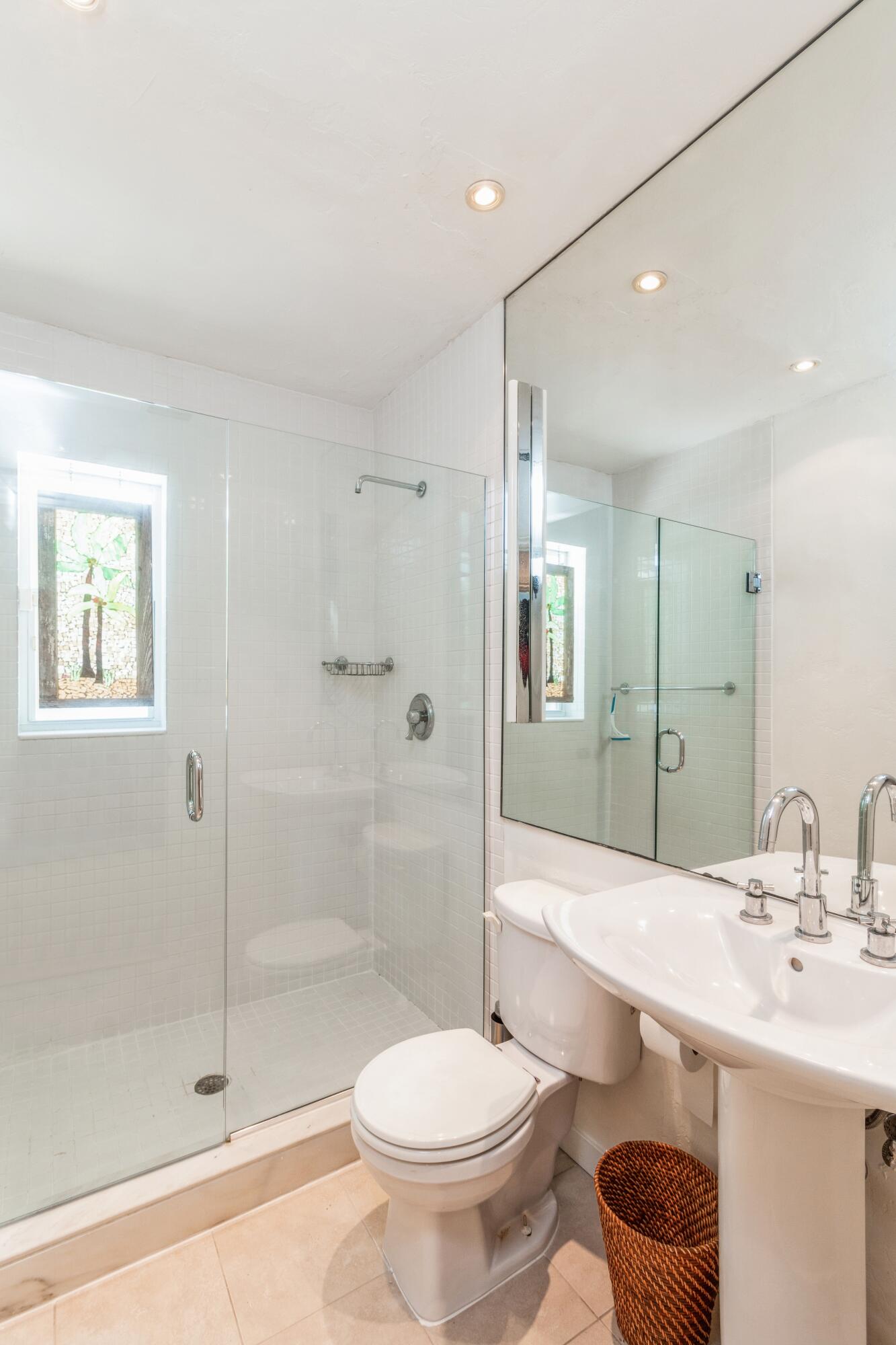 308 Pilgrim Road West Palm Beach, FL 33405 - Photo 13 of 18 guest 2nd bathrooom