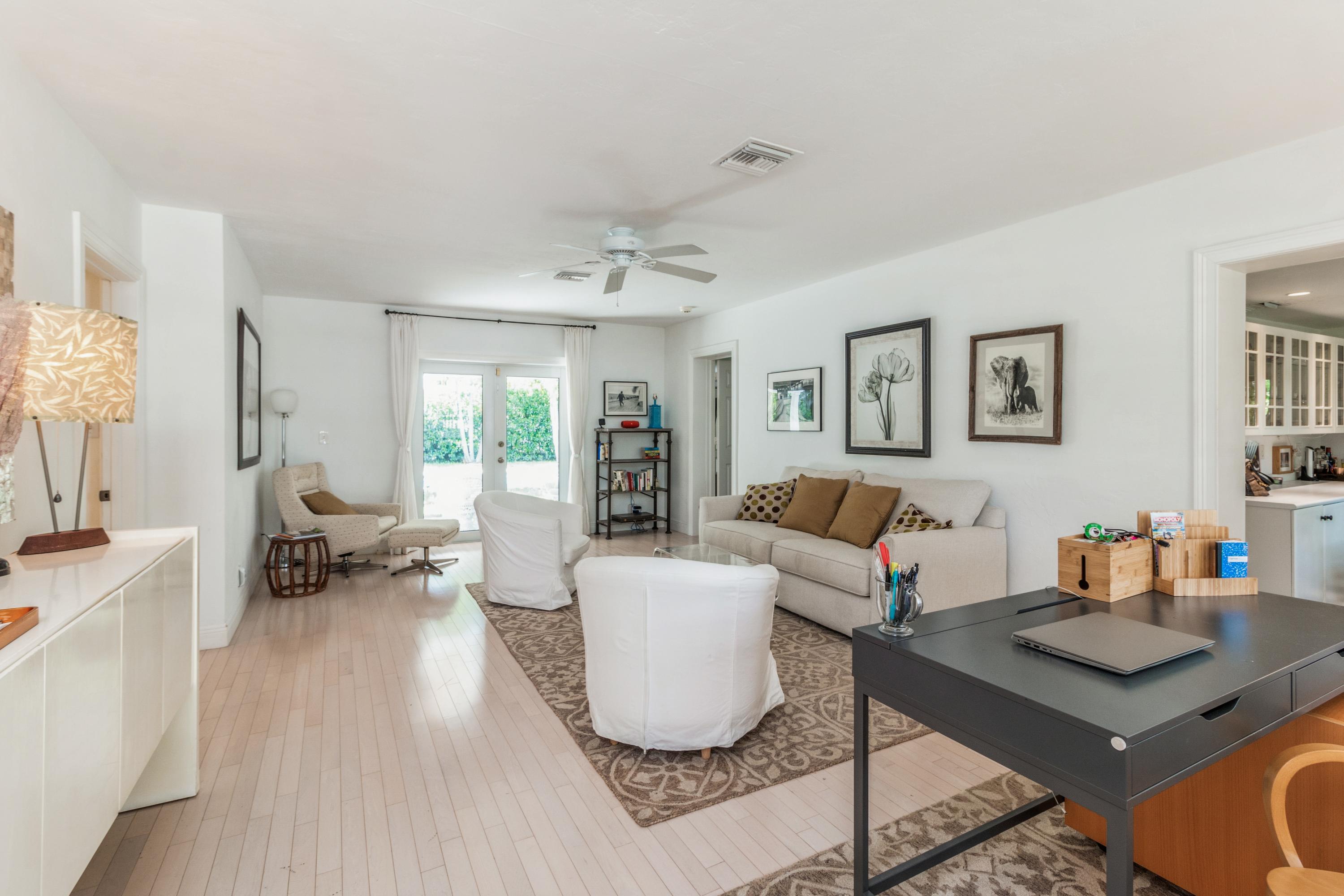 308 Pilgrim Road West Palm Beach, FL 33405 - Photo 4 of 18 entrance/living room