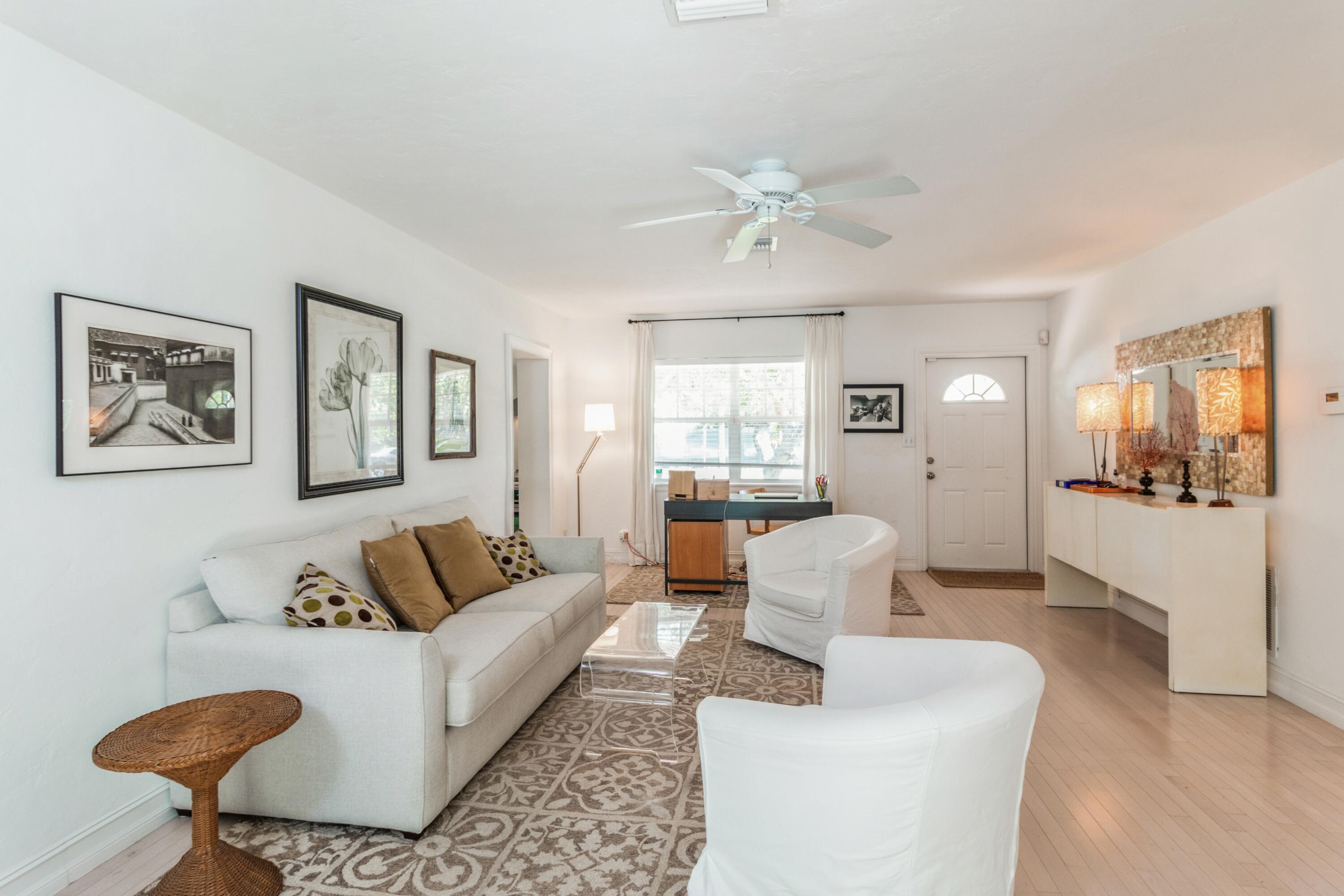308 Pilgrim Road West Palm Beach, FL 33405 - Photo 5 of 18 living room