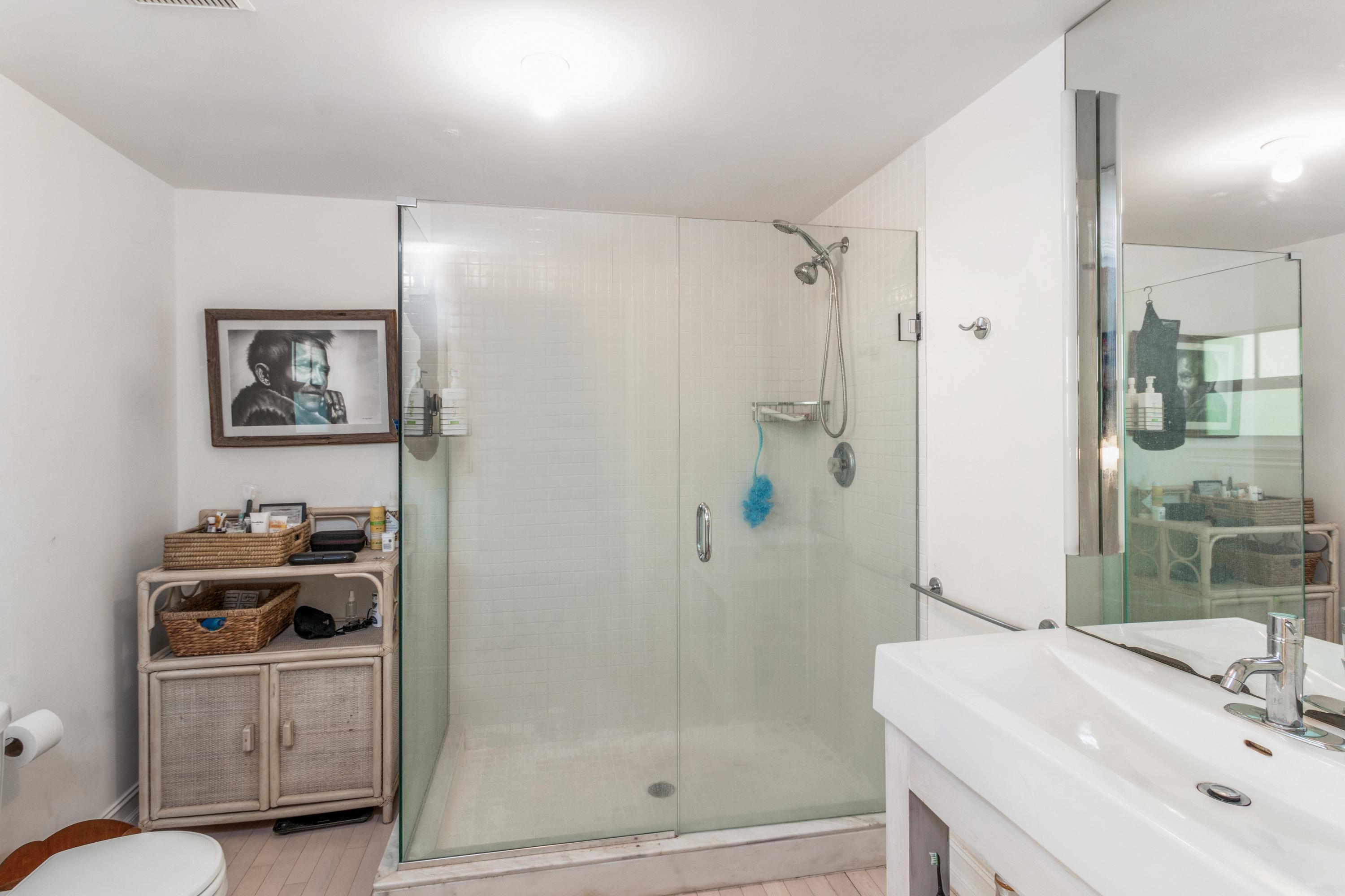 308 Pilgrim Road West Palm Beach, FL 33405 - Photo 10 of 18 Master bathroom
