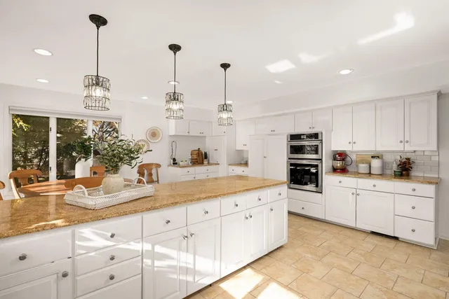 $1,200,000 | 6212 St Albans Circle, Edina, MN 55439