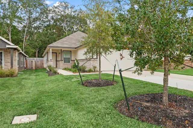 a view of a house with a backyard