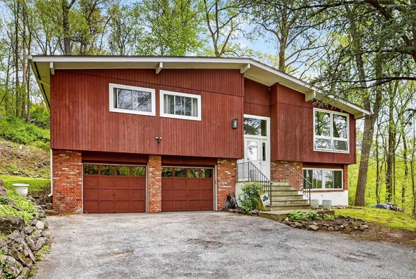 $800,000 | 20 John Cava Lane, Cortlandt Manor, NY 10567