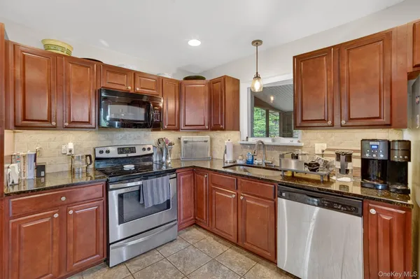 $800,000 | 20 John Cava Lane, Cortlandt Manor, NY 10567