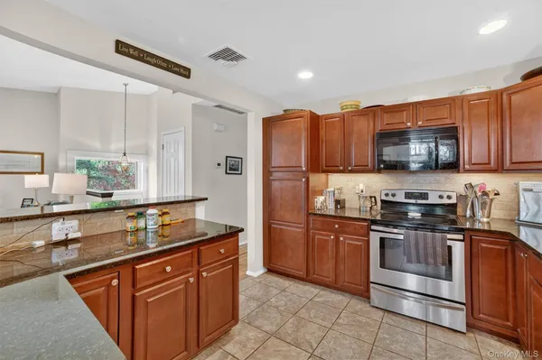 $800,000 | 20 John Cava Lane, Cortlandt Manor, NY 10567