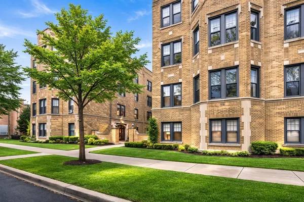 $1,995 | 2336 West Addison Street, Unit H3, Chicago, IL 60618