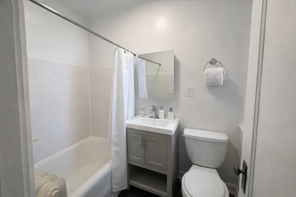 $1,995 | 2336 West Addison Street, Unit H3, Chicago, IL 60618