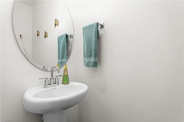 $299,900 | 4 Saltford Lane, Greensboro, NC 27455