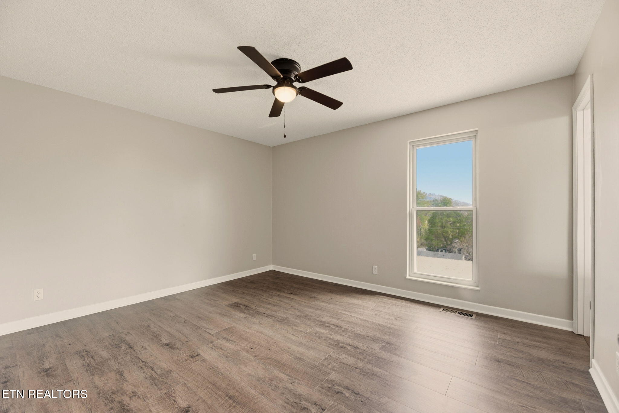 103 Middlebury Road Oak Ridge, TN 37830 - Photo 12 of 29 12-Master Bedroom