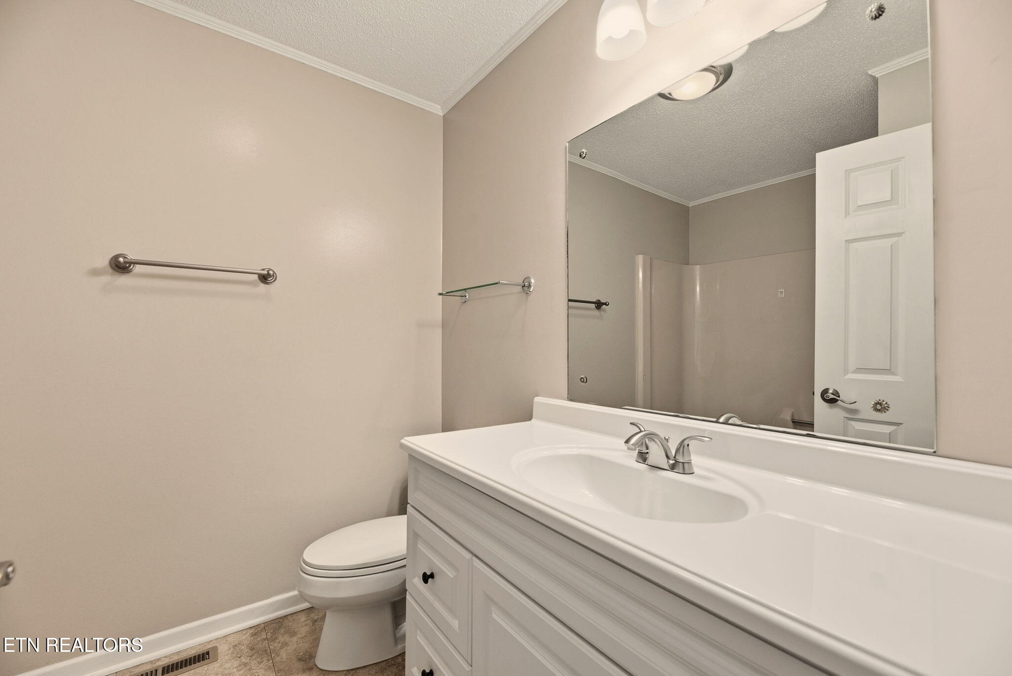 103 Middlebury Road Oak Ridge, TN 37830 - Photo 17 of 29 17-Hallway Bathroom