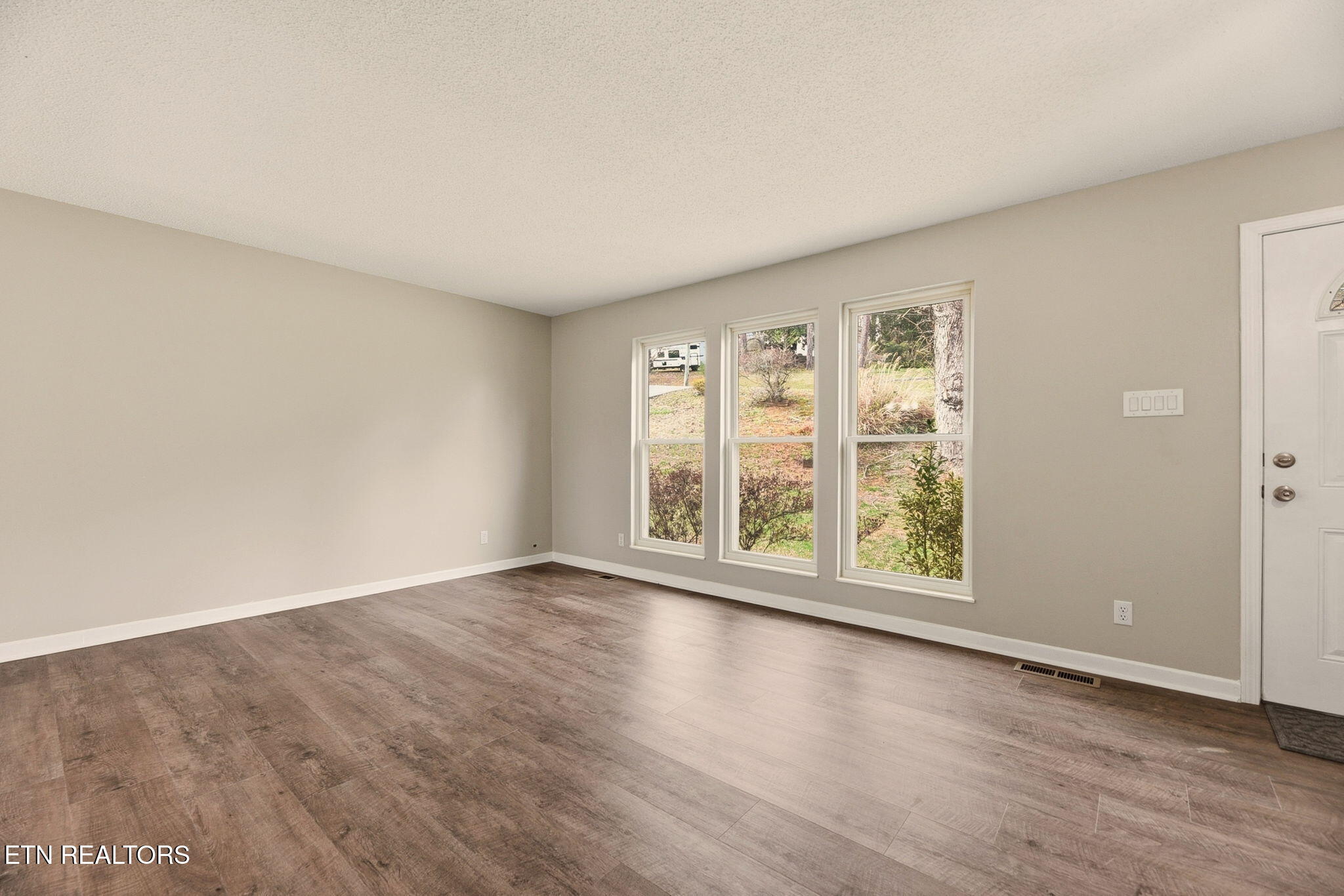 103 Middlebury Road Oak Ridge, TN 37830 - Photo 4 of 29 4-Living Room