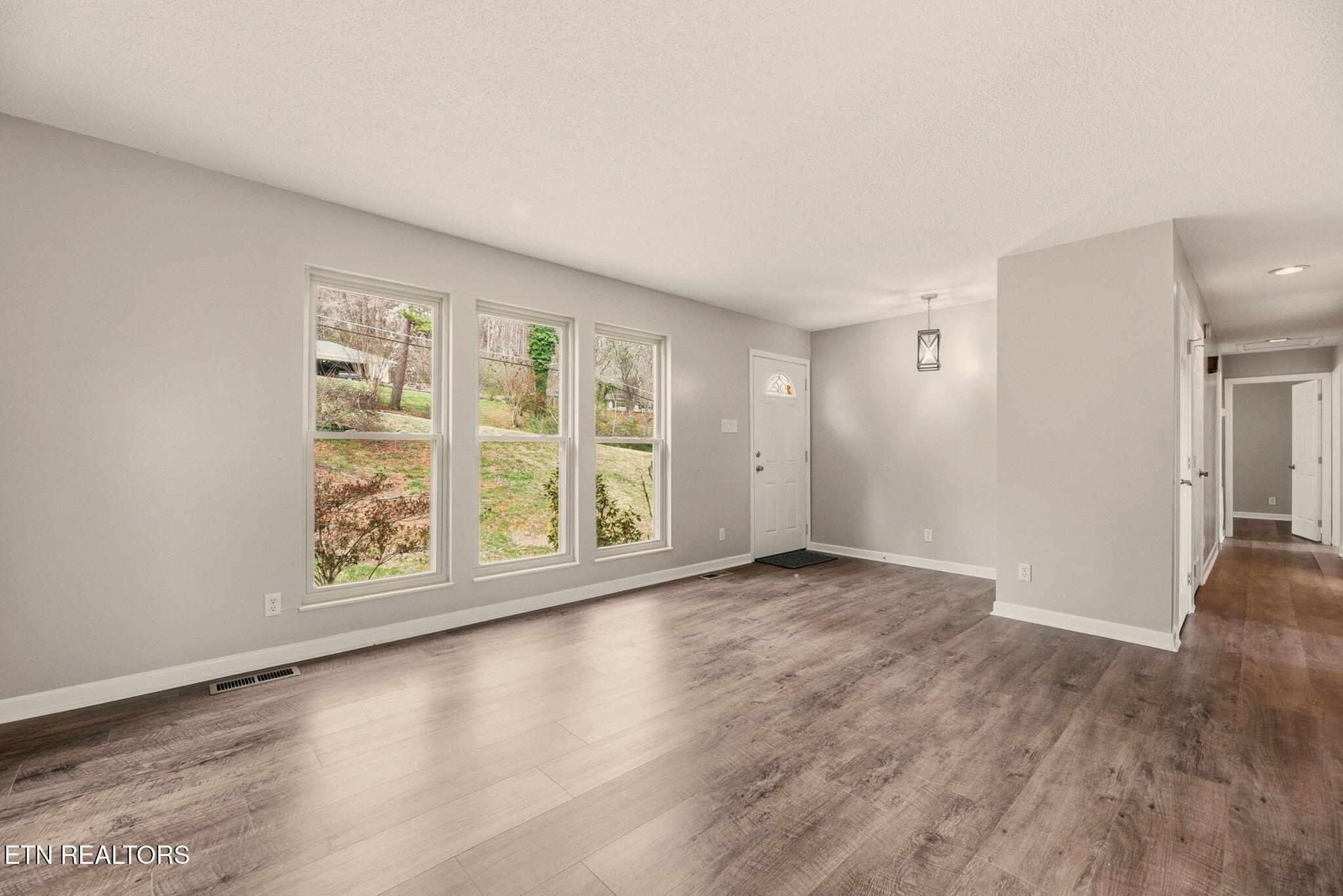 103 Middlebury Road Oak Ridge, TN 37830 - Photo 5 of 29 5-Living Room