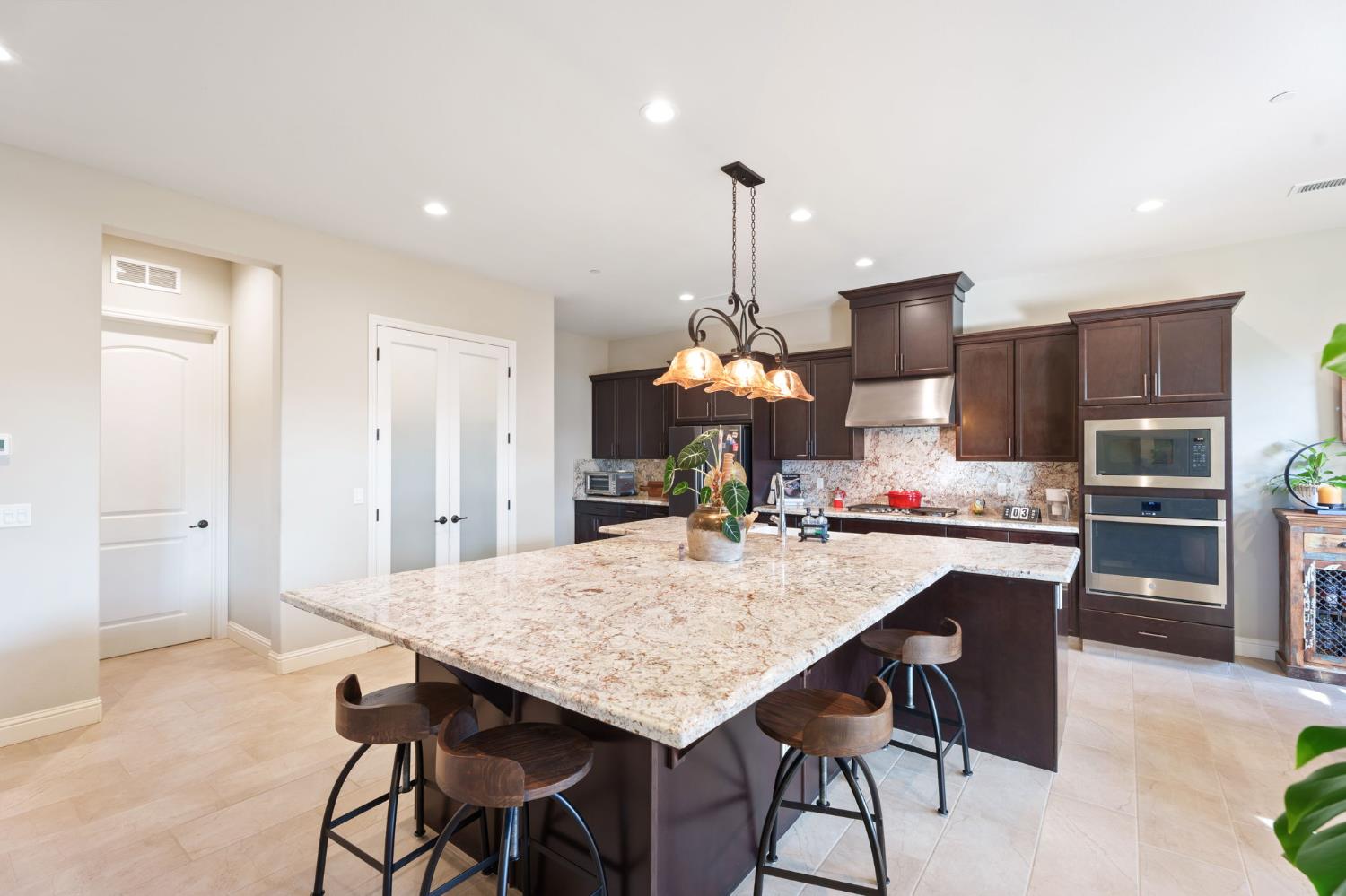 822 Overstone Avenue Madera, CA 93636 - Photo 8 of 54