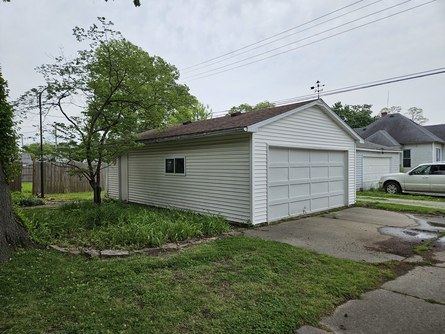 402 East 5th Street Flora, IL 62839 - Photo 10 of 29 a front view of a house with a yard and garage