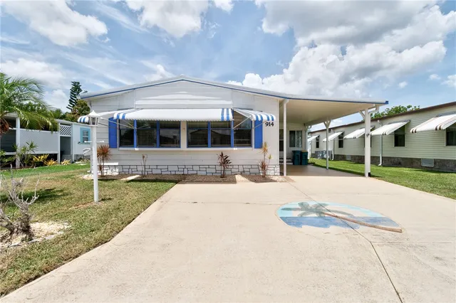 a view of a house with backyard and porch