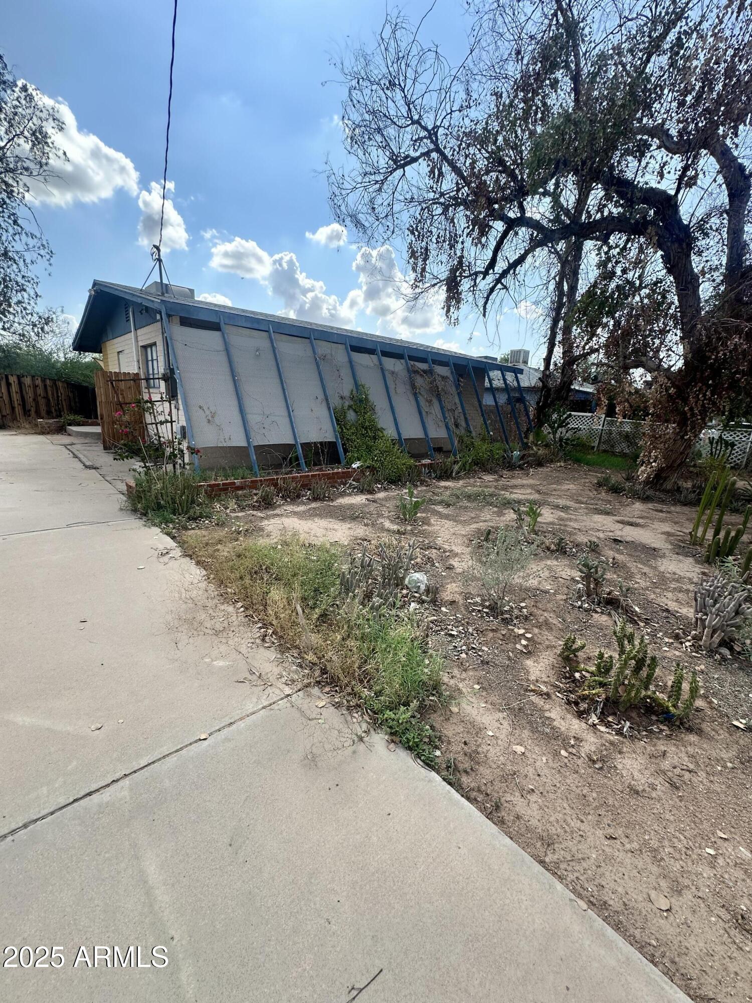 2621 North 14th Street Phoenix, AZ 85006 - Photo 19 of 24 a view of a house with a yard