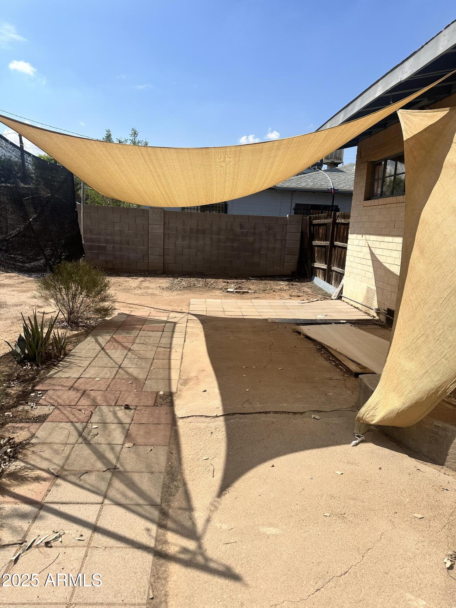 2621 North 14th Street Phoenix, AZ 85006 - Photo 5 of 24 a view of a swimming pool with an outdoor space