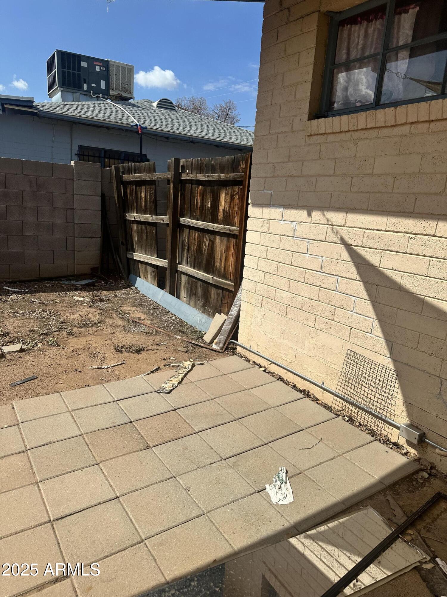 2621 North 14th Street Phoenix, AZ 85006 - Photo 6 of 24 a backyard of a house