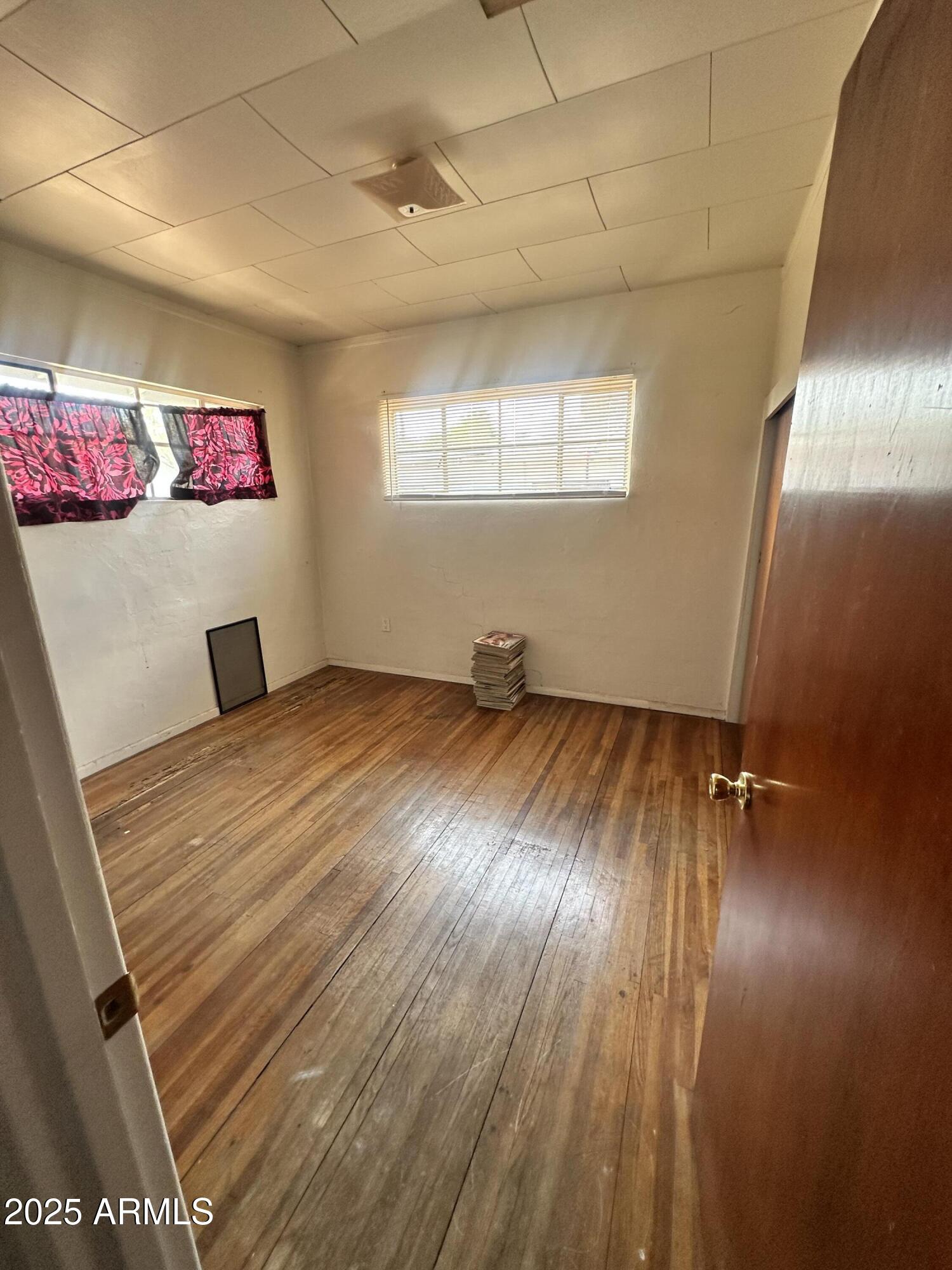 2621 North 14th Street Phoenix, AZ 85006 - Photo 8 of 24 an empty room with windows