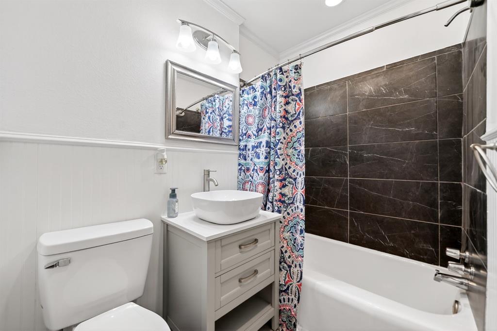 505 Laurel Road Athens, TX 75751 - Photo 20 of 32 Bathroom featuring a freestanding vanity with a vessel sink, a chrome-framed mirror, and a tub with dark tiled surround