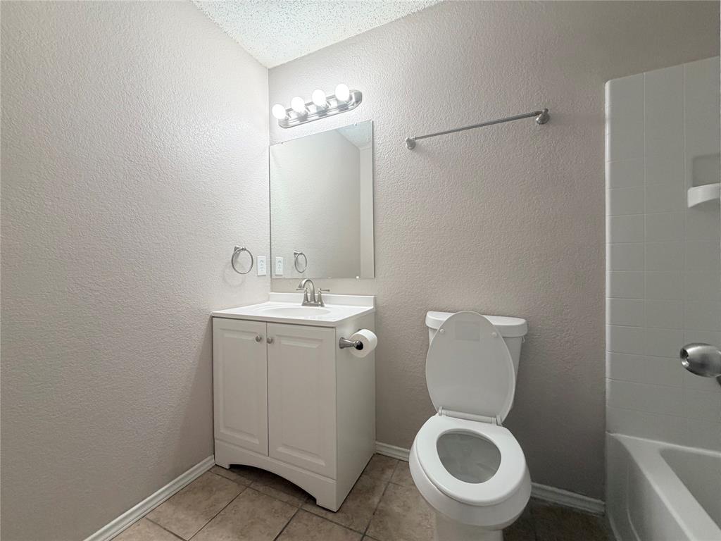 1826 Trailview Drive Terrell, TX 75160 - Photo 12 of 27 a bathroom with a toilet a sink and mirror