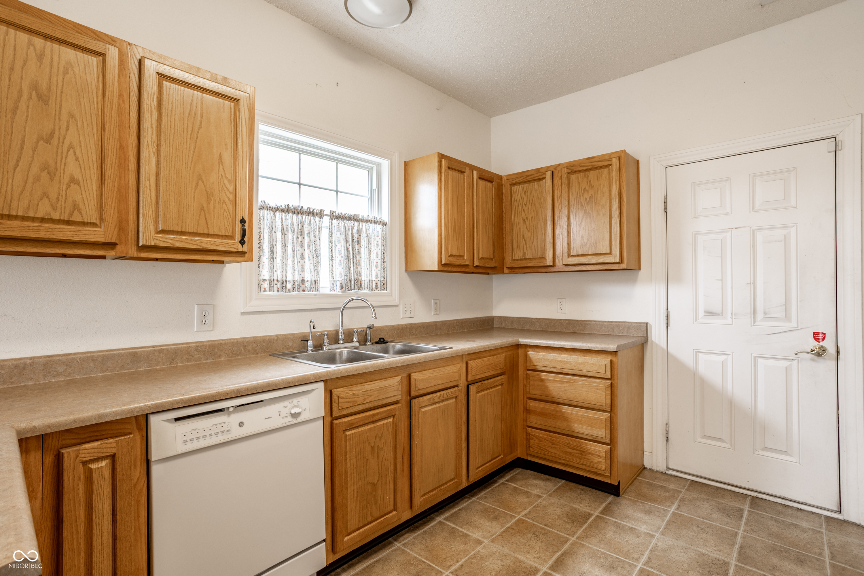 8122 Sand Ridge Circle Indianapolis, IN 46237 - Photo 8 of 33