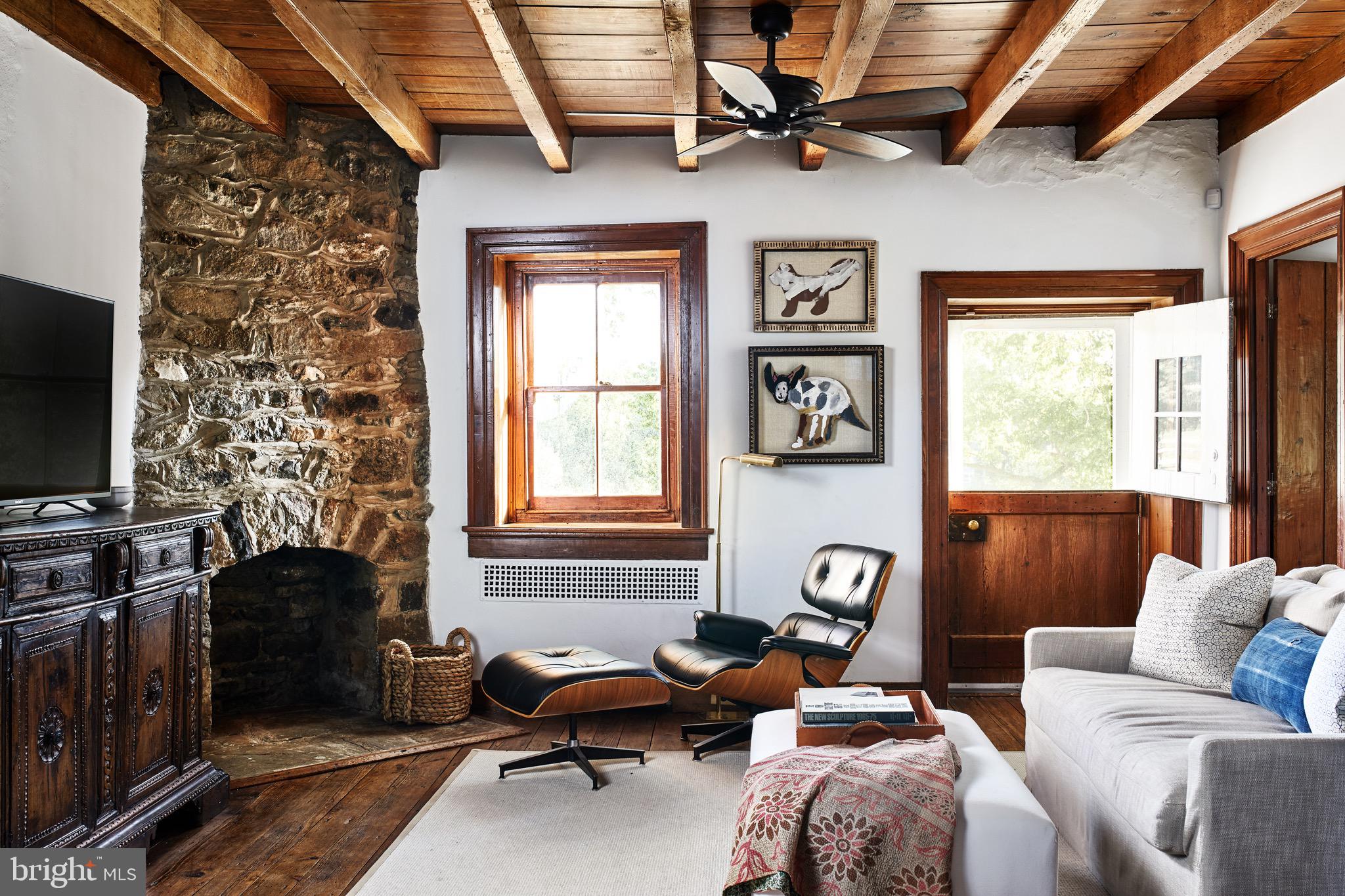 8360 Oak Spring Road Marshall, VA 20115 - Photo 34 of 58 Family Room w/corner fireplace & door to open deck