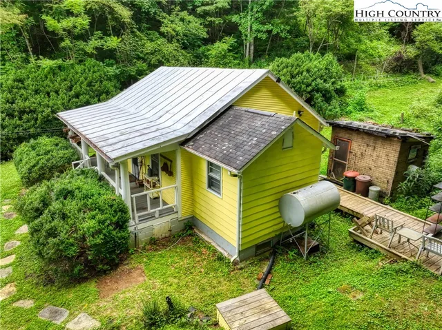 a view of a garden with a plants park