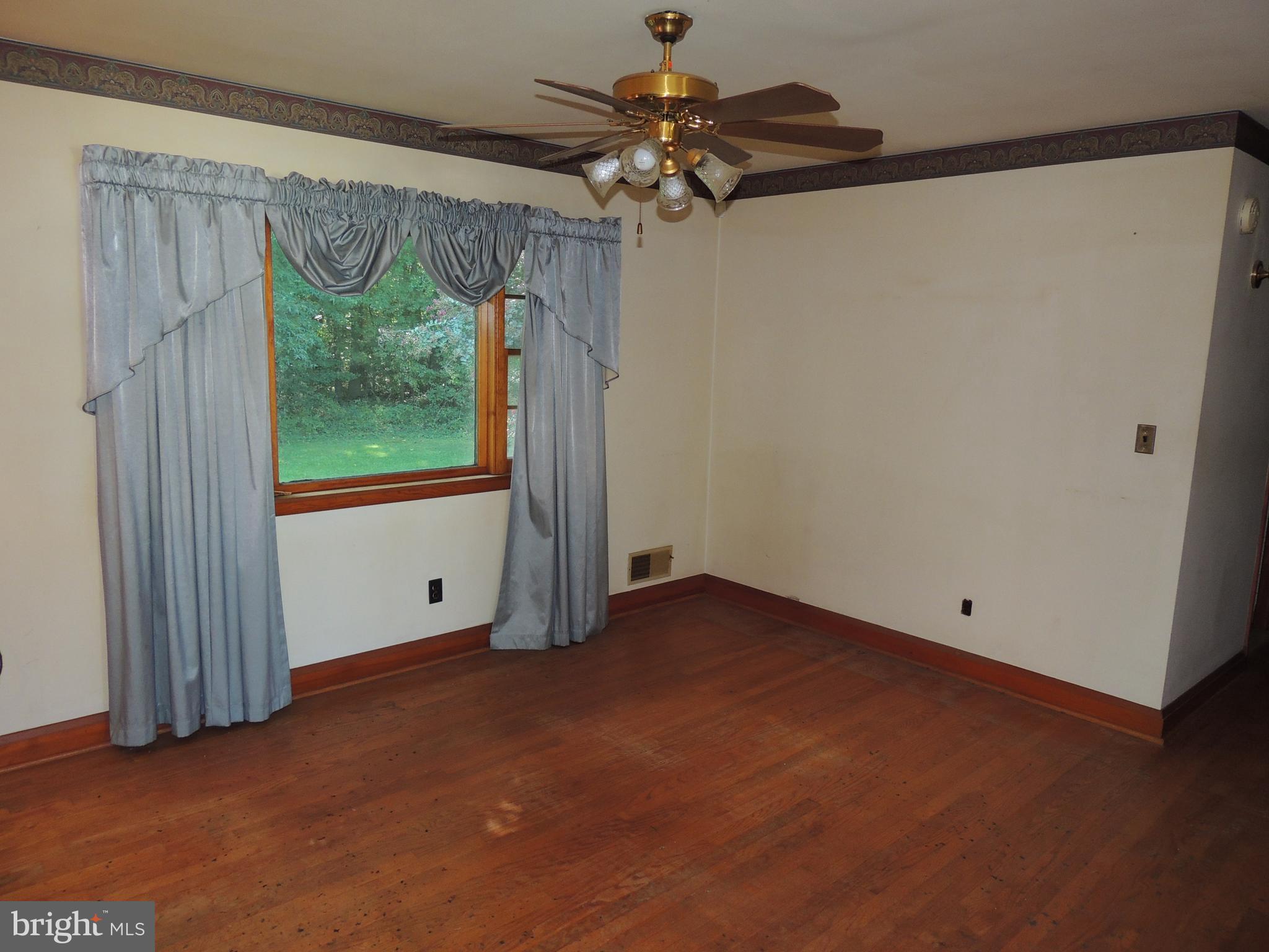 1331 Burke Road Baltimore, MD 21220 - Photo 15 of 25 Living Room