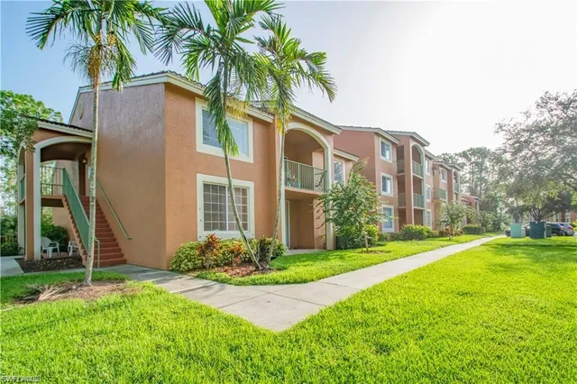 $1,900 | 1220 Wildwood Lakes Boulevard, Unit 201, Naples, FL 34104