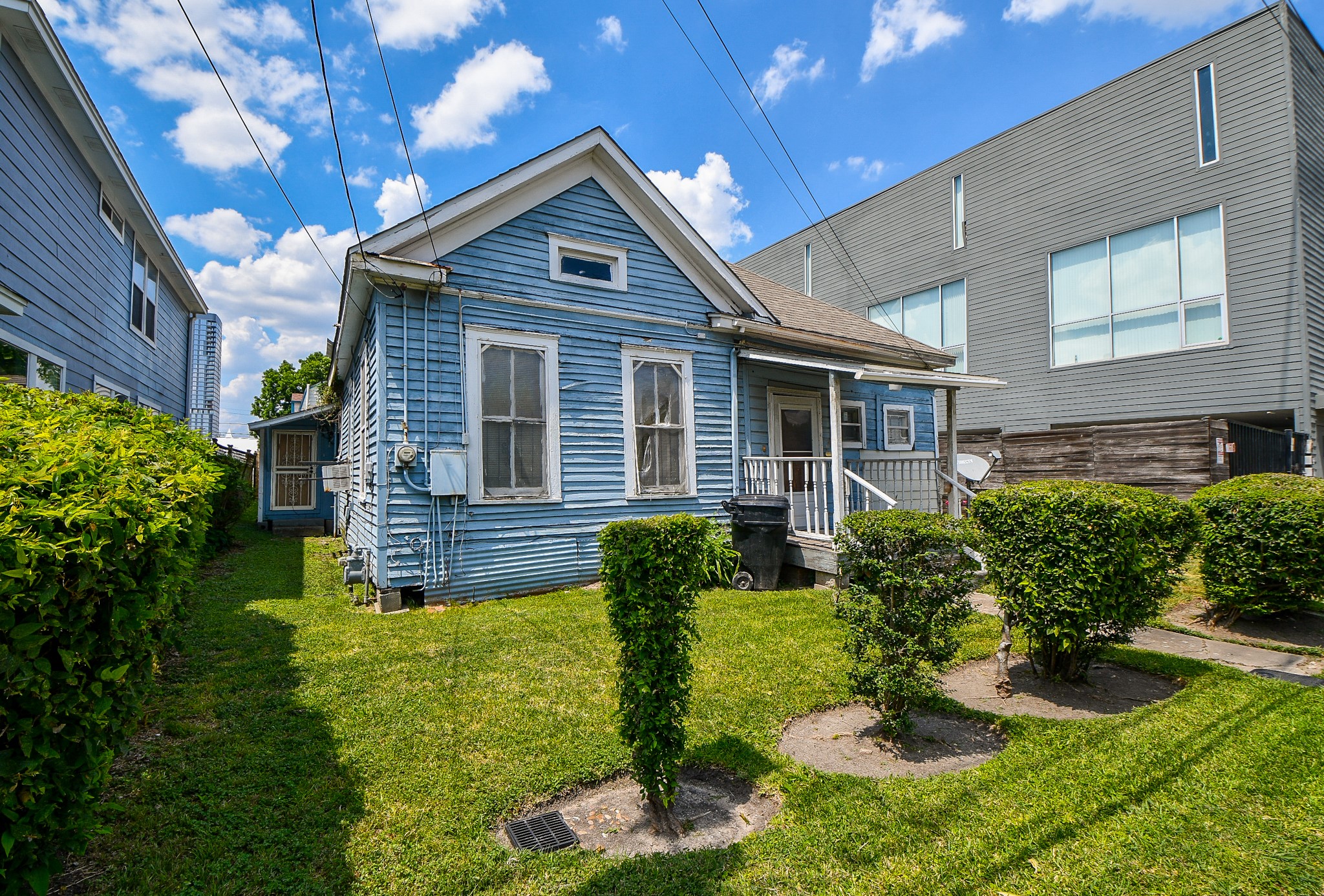 1318 Cleveland Street Houston, TX 77019 - Photo 3 of 7 a front view of a house with garden
