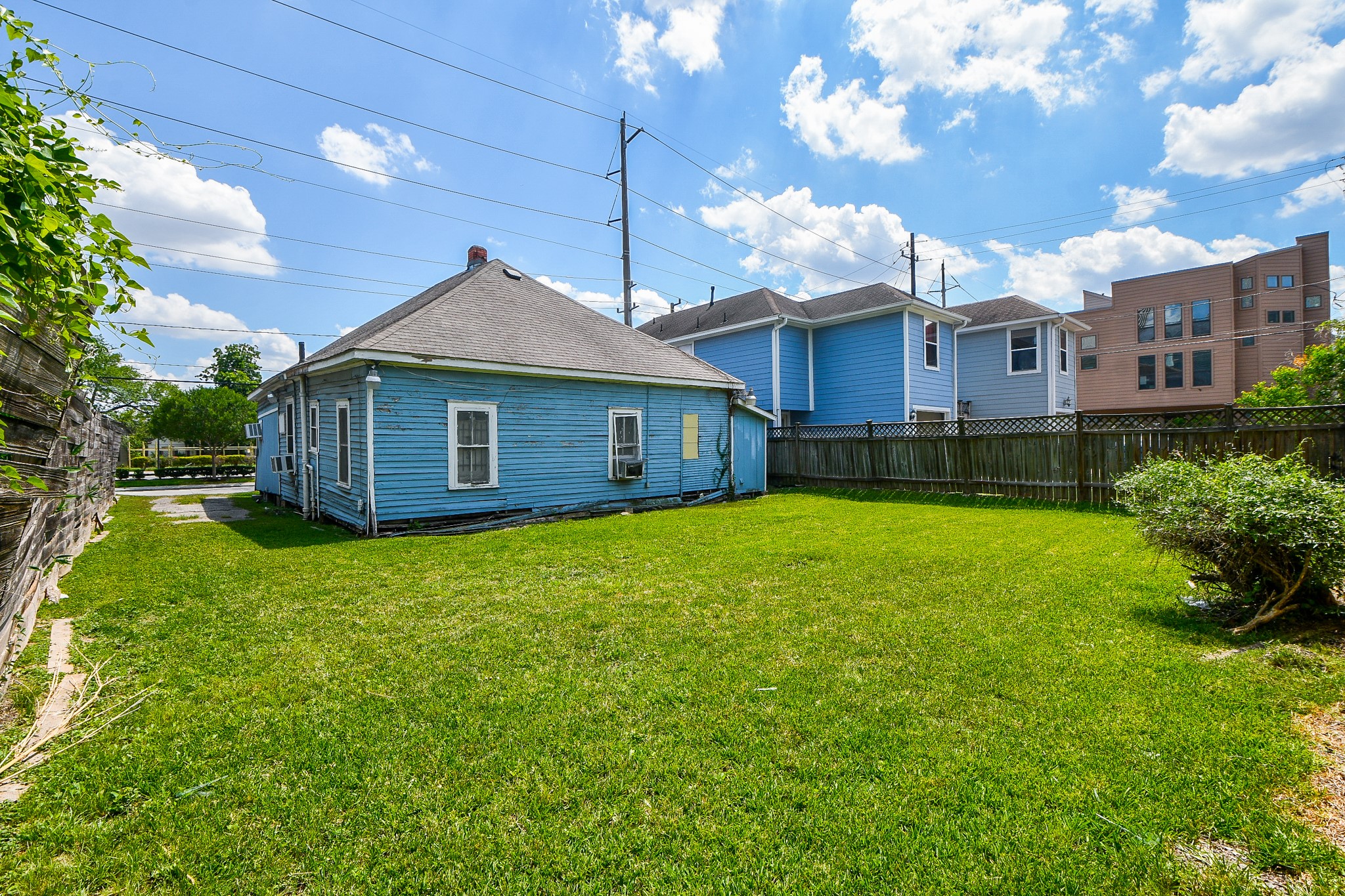 1318 Cleveland Street Houston, TX 77019 - Photo 5 of 7 a house view with a garden space