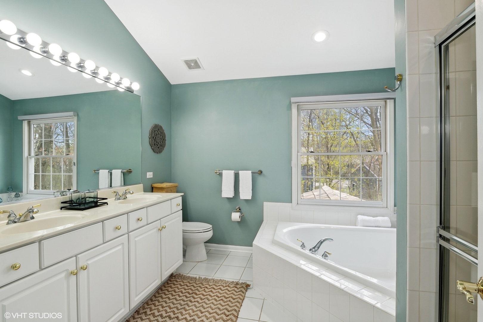 665 Angelo Avenue Gurnee, IL 60031 - Photo 20 of 34 a bathroom with a tub a sink and a large mirror