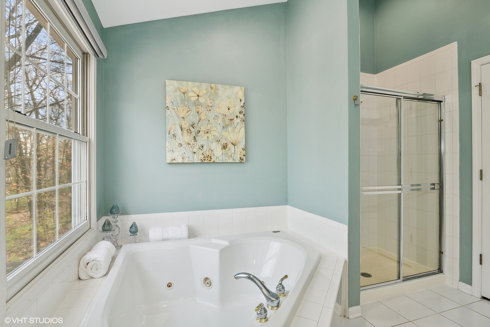 665 Angelo Avenue Gurnee, IL 60031 - Photo 21 of 34 a bathroom with a tub and a window